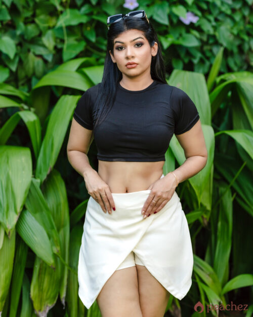 Solid form fited crop top